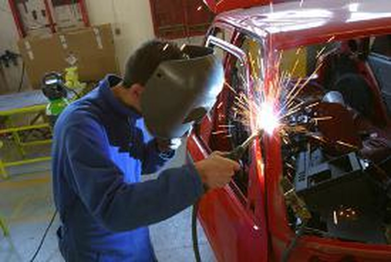 VM Karosserie und Lack GmbH – Schweißarbeiten an Fahrzeugen